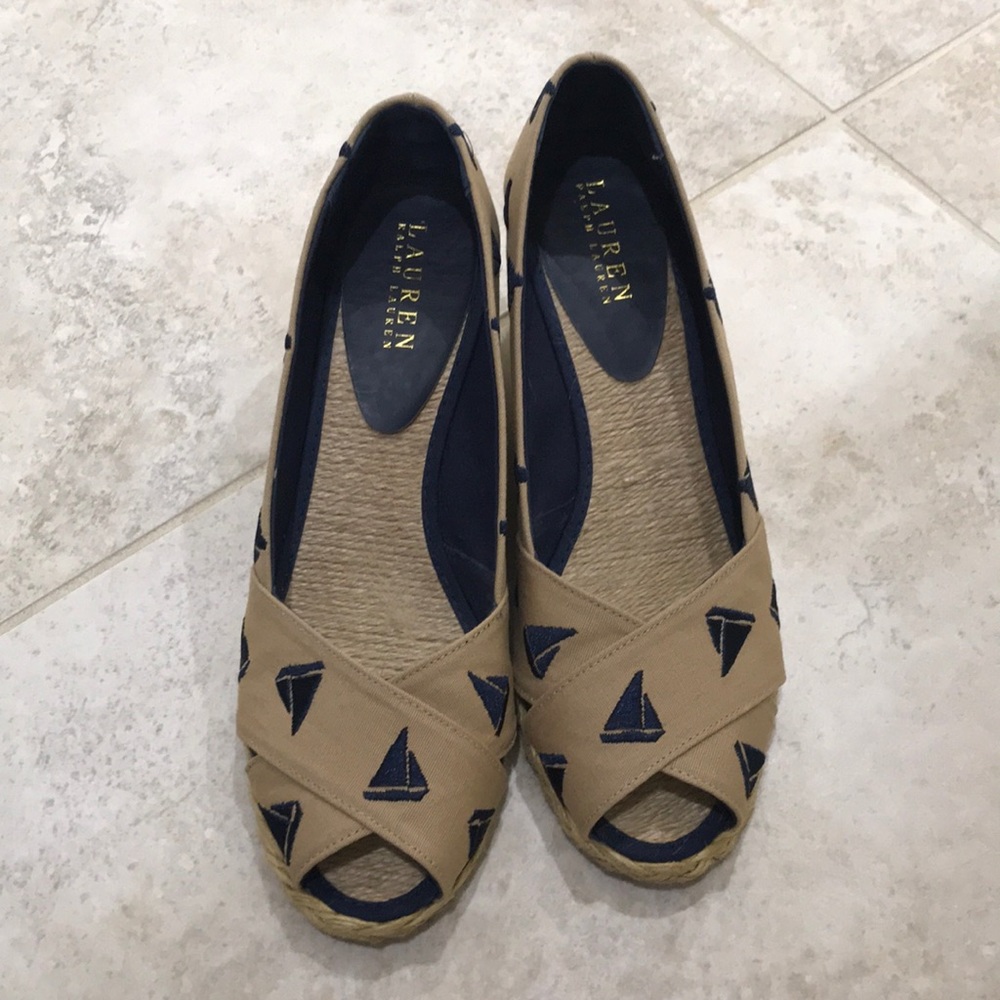 Espadrilles with sailboat pattern. Khaki/navy blue